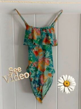 👛 2/30 ATHLETA GIRl One Piece Floral Swimsuit with Cut Out